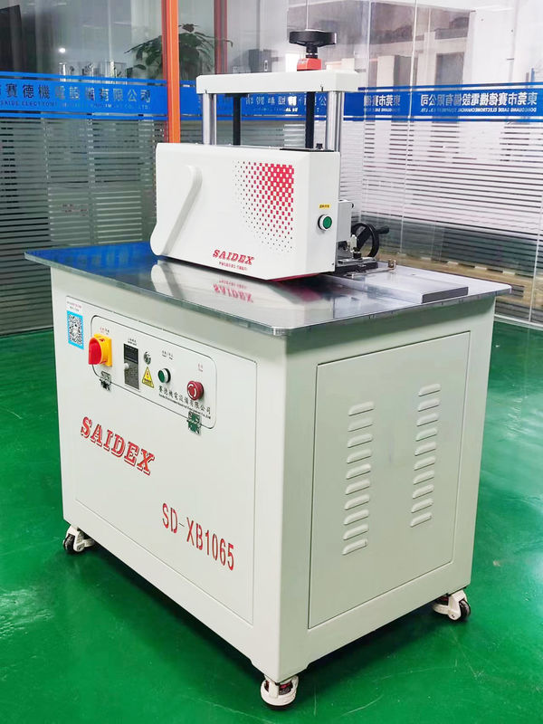 Φ100mm Zuiginlaat Acryl kamferingsmachine met 1000mm L * 650mm W * 1260mm H Machinale grootte en AC220V nominale spanning